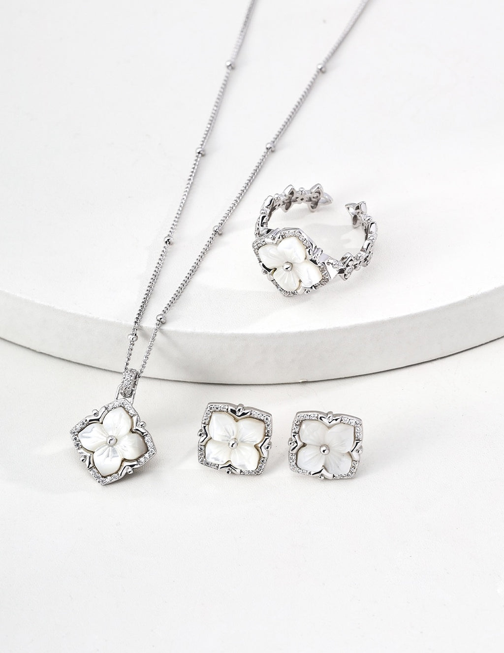 Alba Clover Halo Ring
