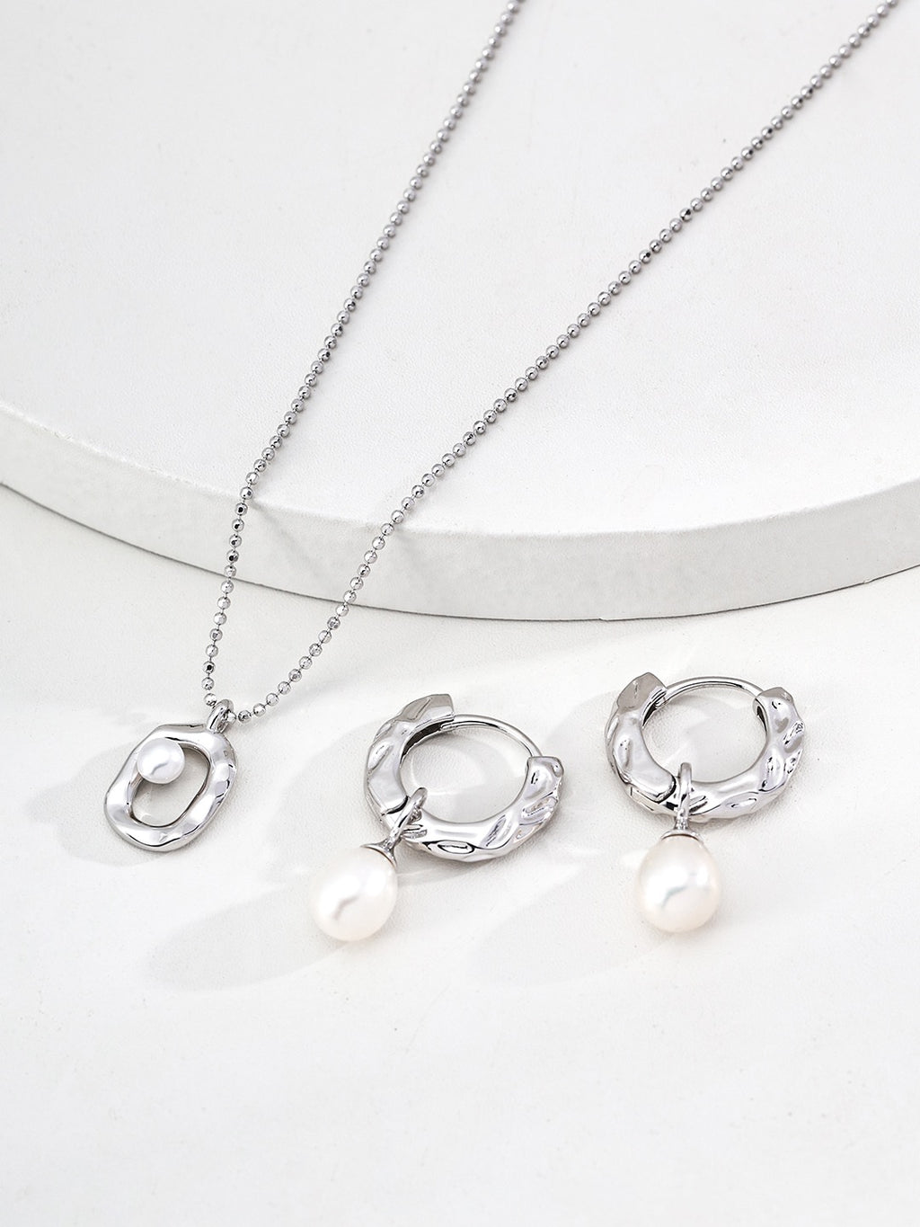 Molten Oval Pearl Pendant Necklace