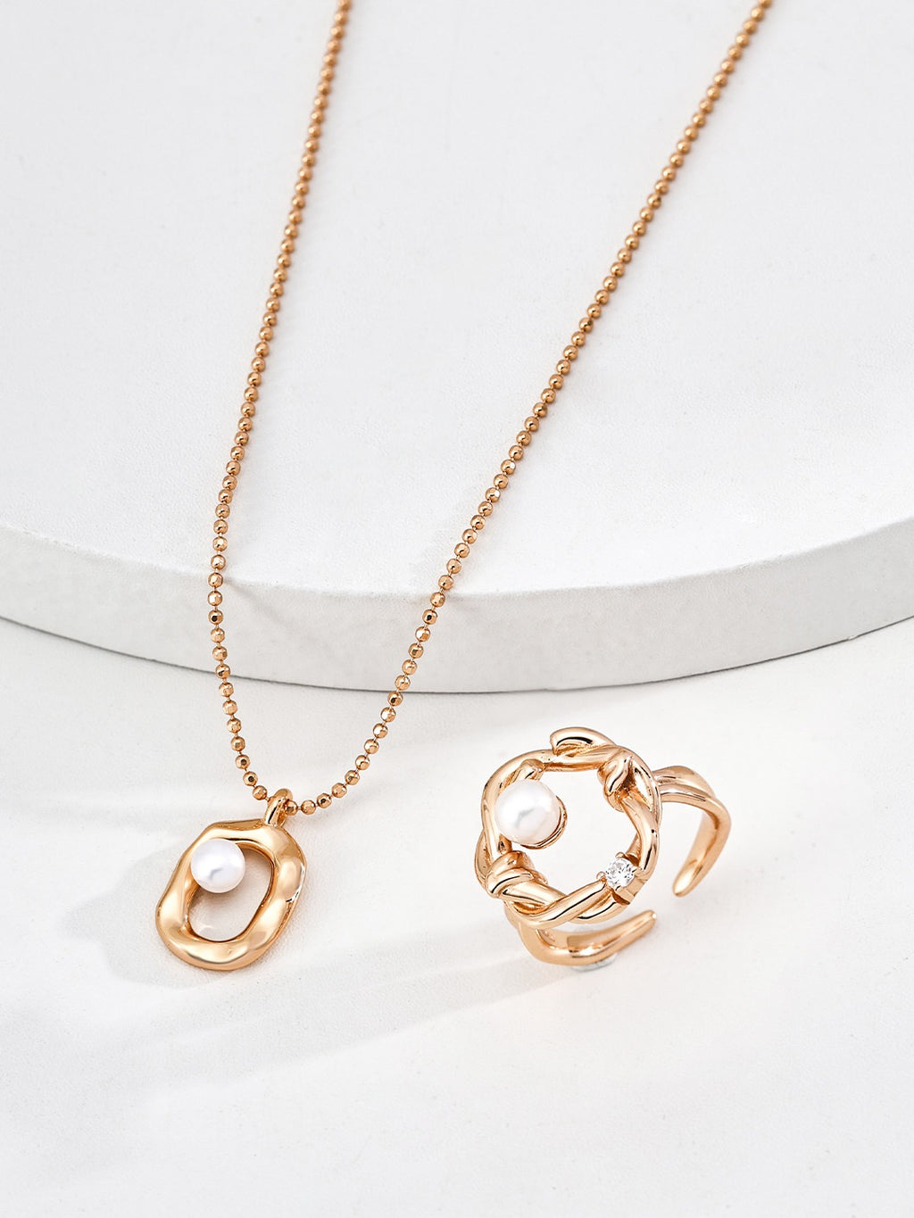 Molten Oval Pearl Pendant Necklace
