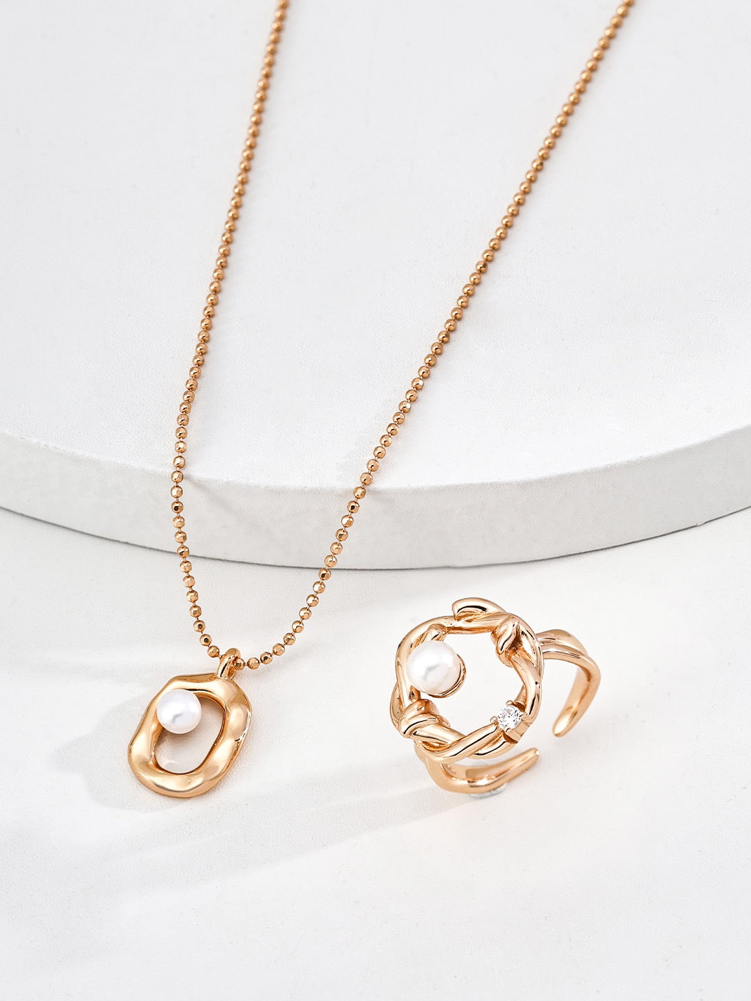 Molten Oval Pearl Pendant Necklace