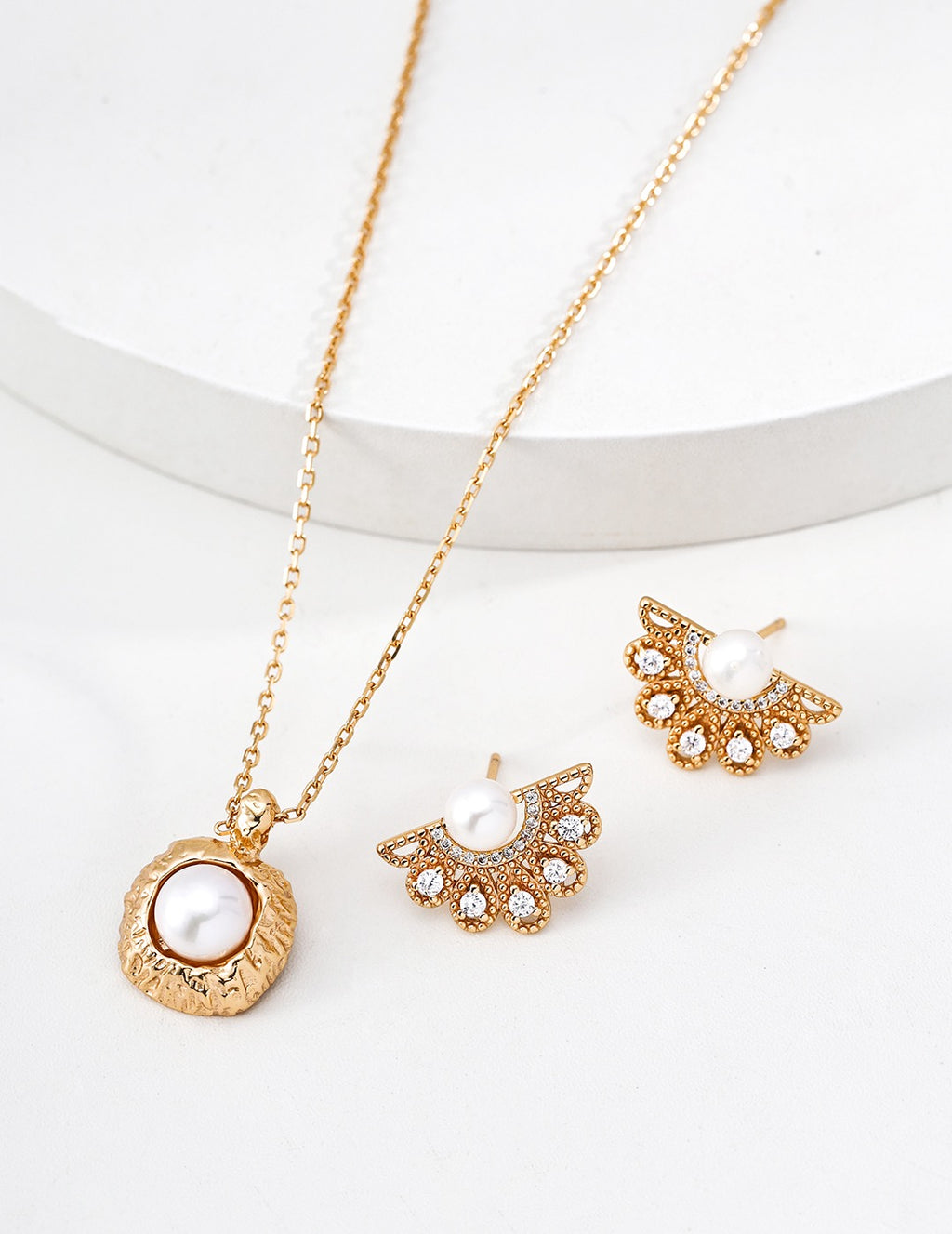 Hammered Cushion Pearl Pendant Necklace