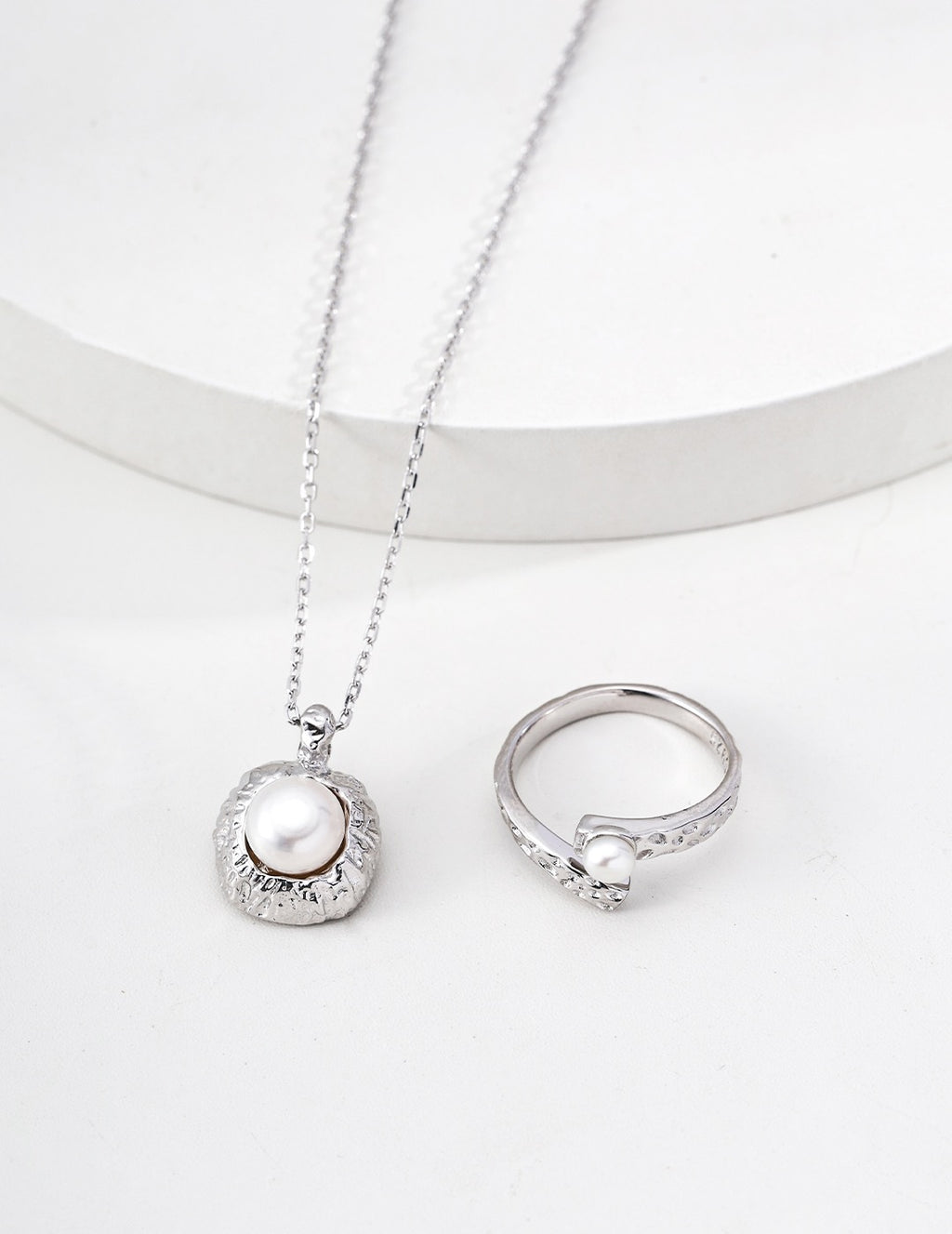 Hammered Cushion Pearl Pendant Necklace