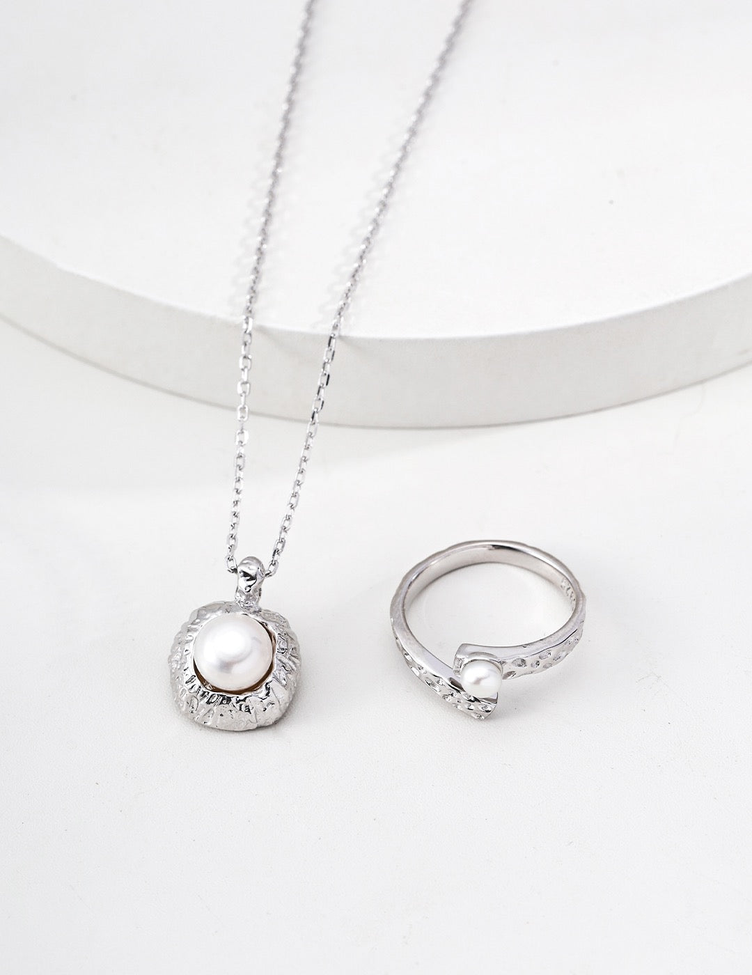 Hammered Cushion Pearl Pendant Necklace