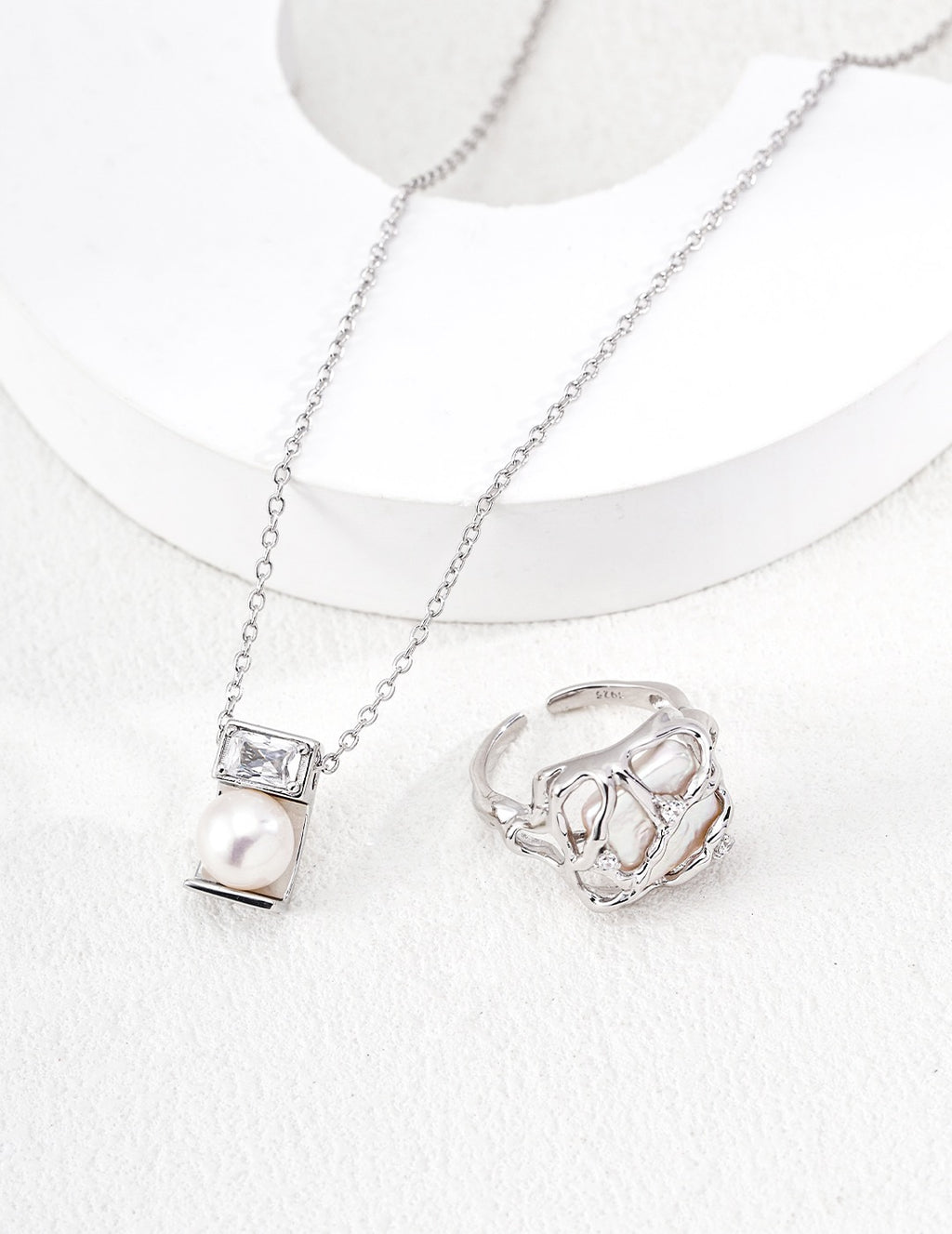 Lumière Pearl & Crystal Bar Necklace