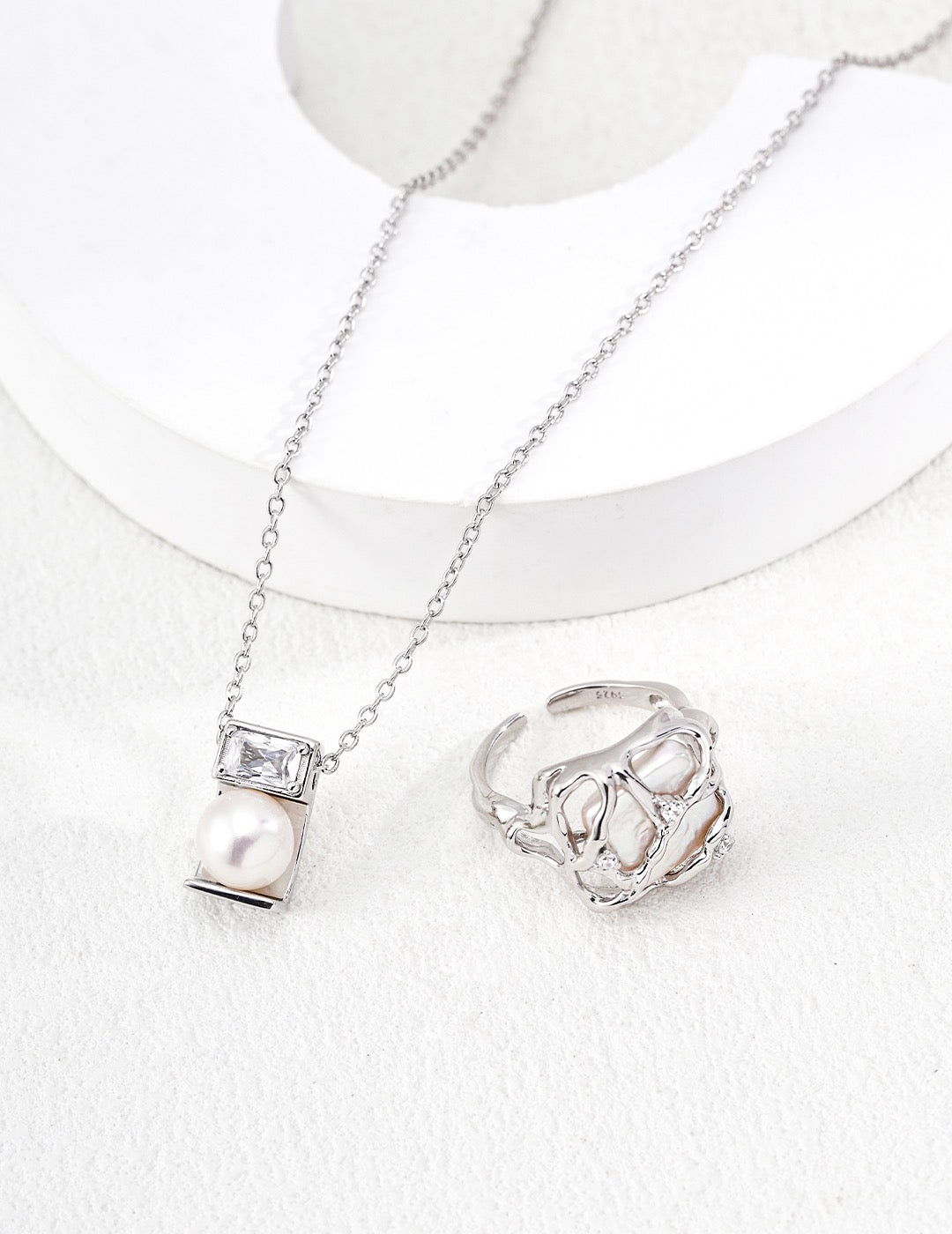 Lumière Pearl & Crystal Bar Necklace