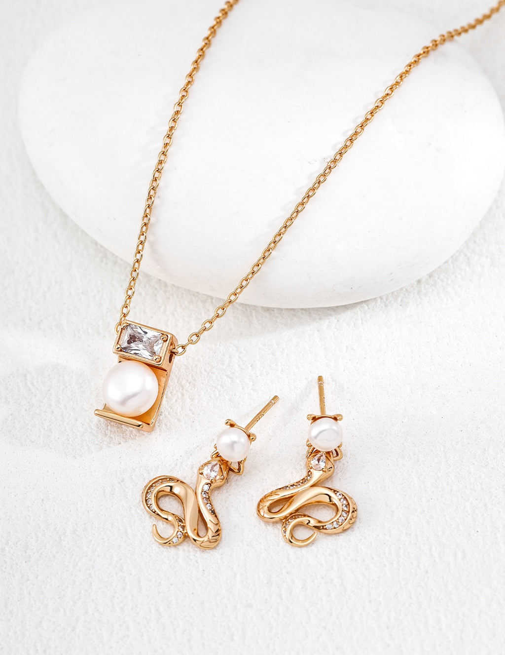 Lumière Pearl & Crystal Bar Necklace