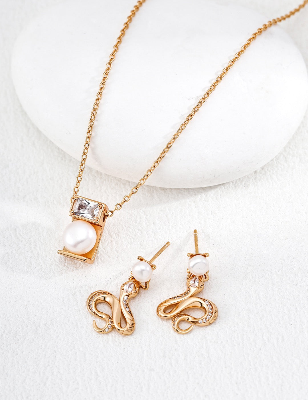 Lumière Pearl & Crystal Bar Necklace