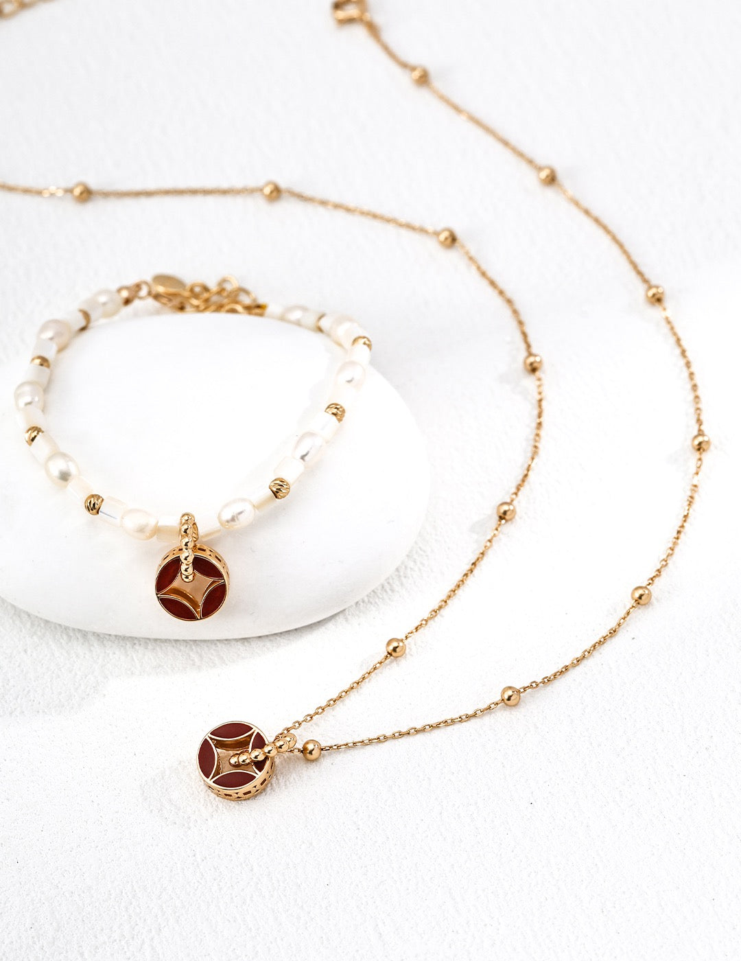 Pearl & Red Enamel Médaillon Rouge Bracelet
