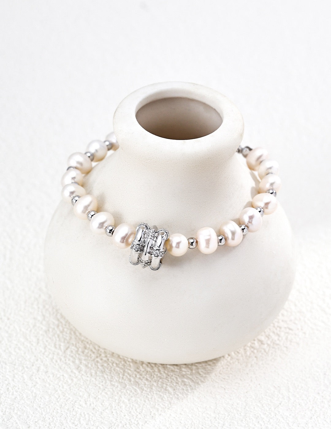 Lumière Pearl Knot Bracelet