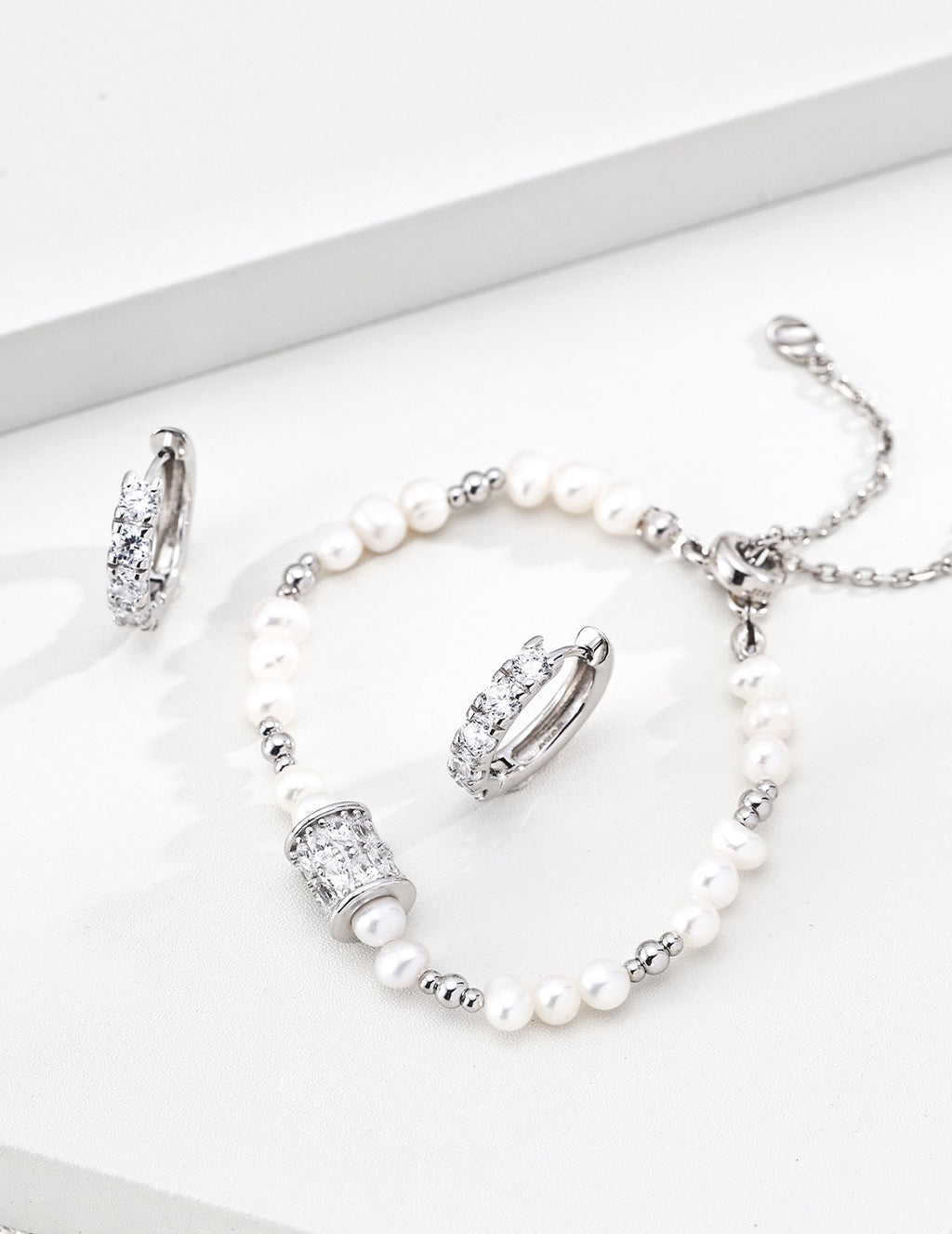 Éclat Pearl & CZ Baguette Slider Bracelet