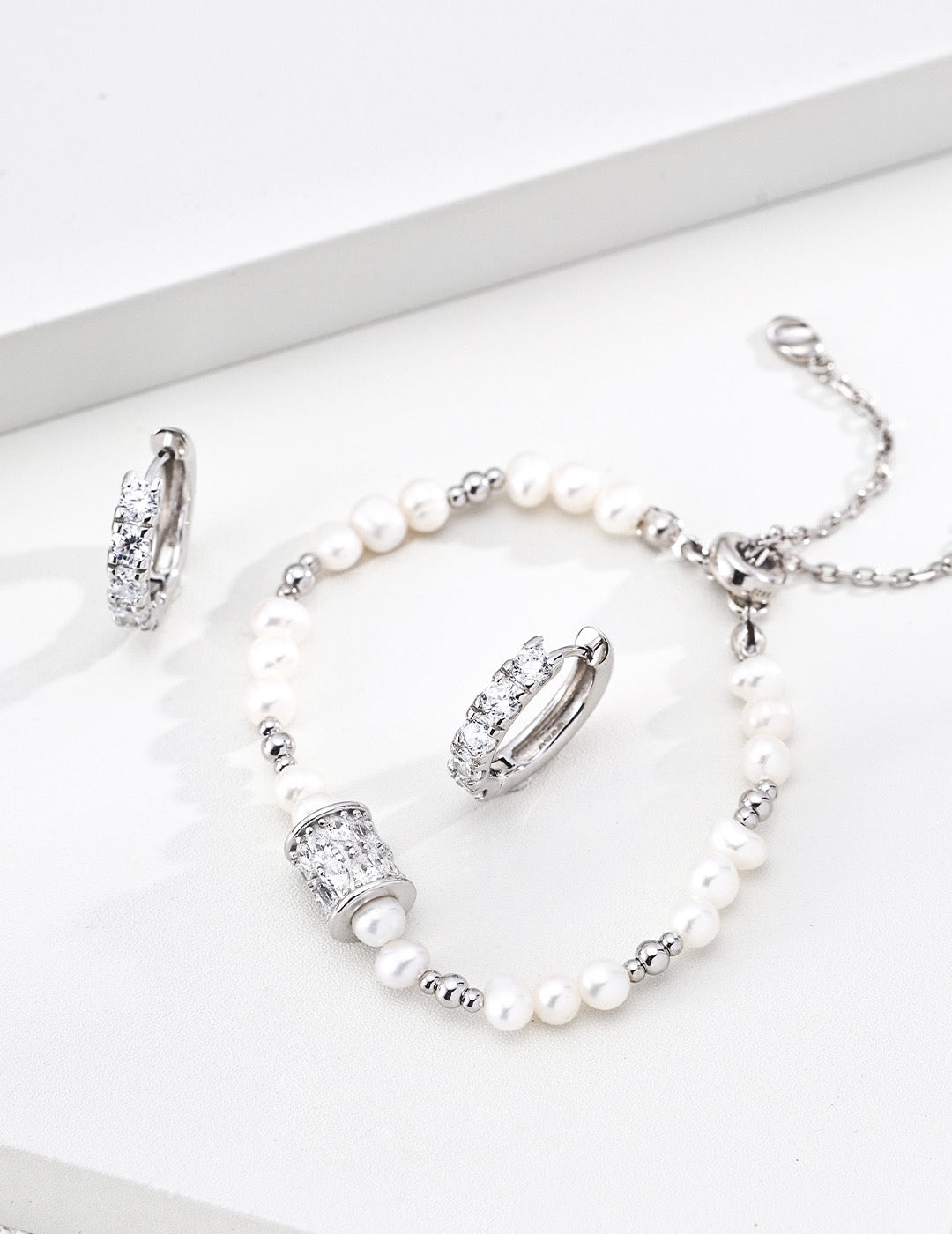 Éclat Pearl & CZ Baguette Slider Bracelet