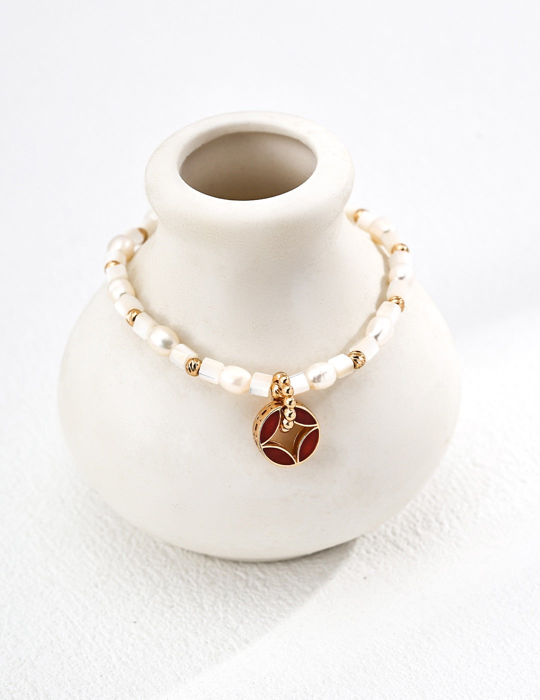 Pearl & Red Enamel Médaillon Rouge Bracelet