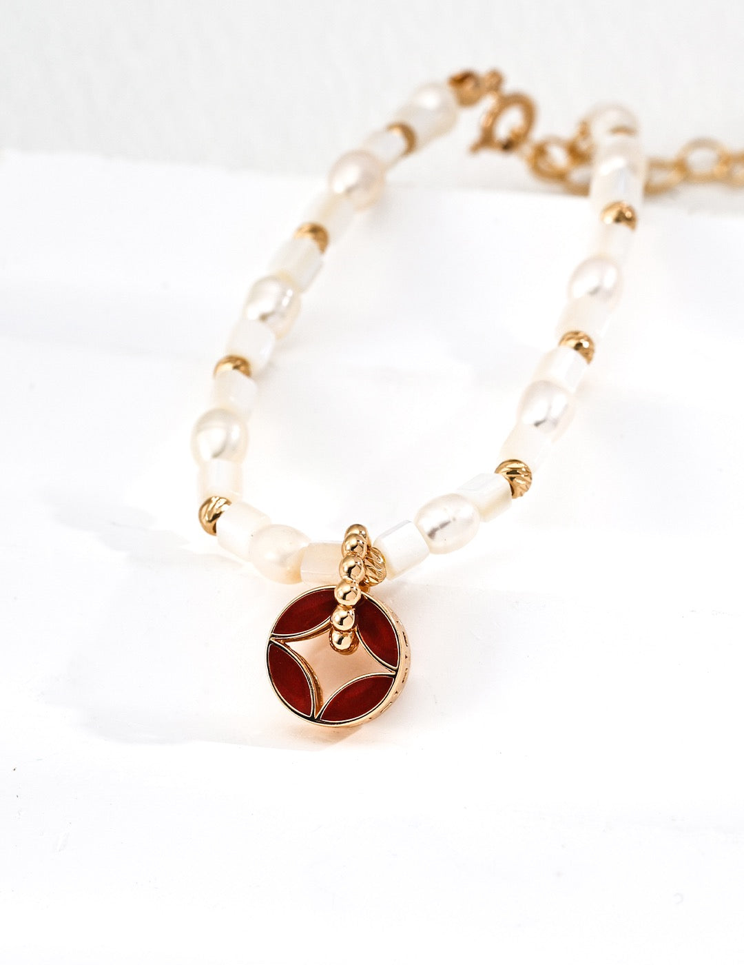 Pearl & Red Enamel Médaillon Rouge Bracelet