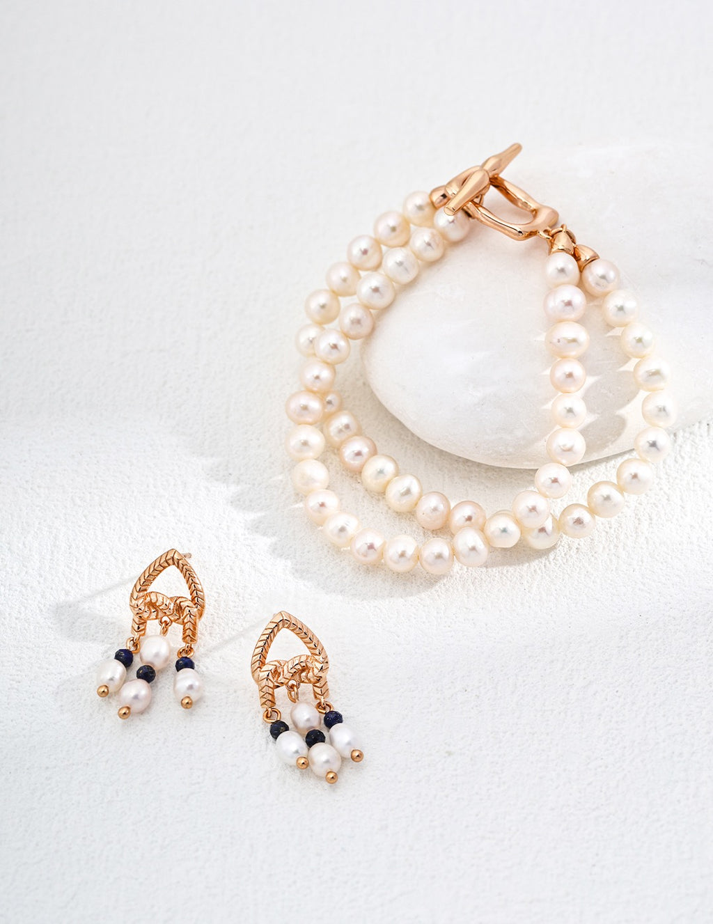 Double Pearl Strand Toggle Classique Bracelet