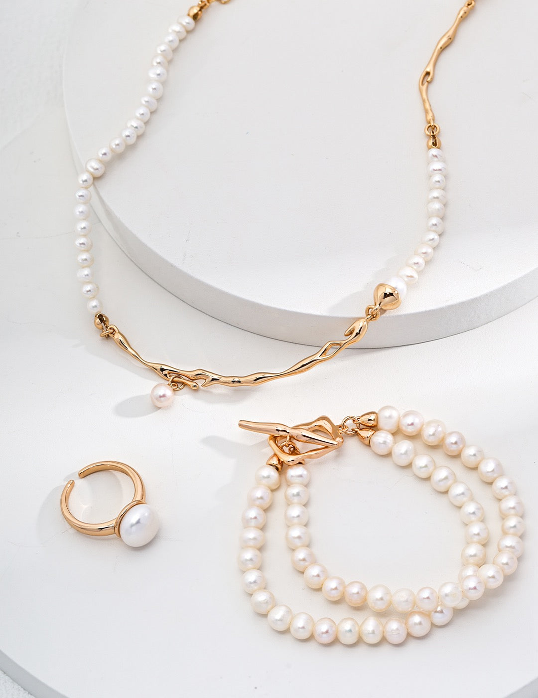 Double Pearl Strand Toggle Classique Bracelet