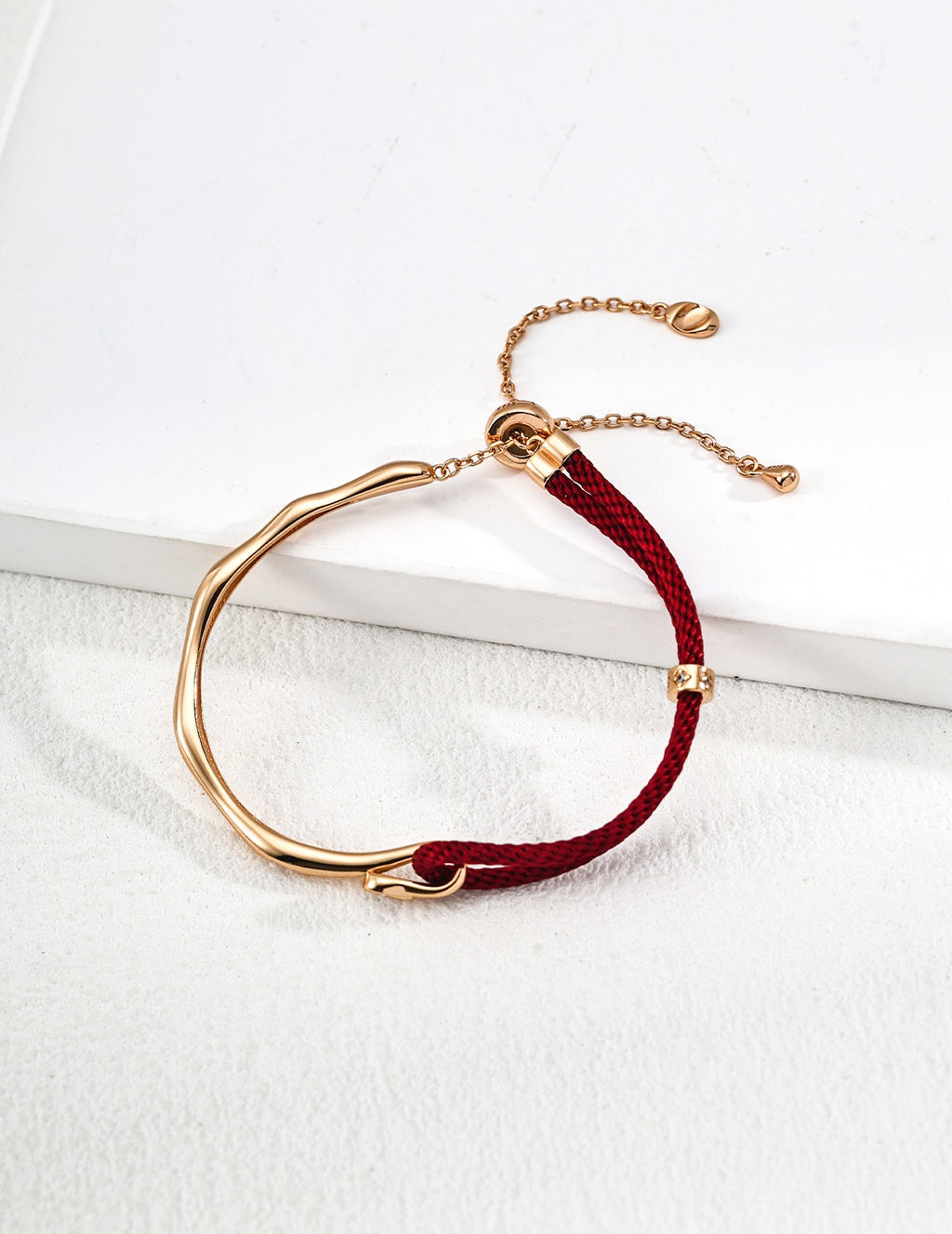 Red Cord & Gold Bar Fil Rouge Bracelet