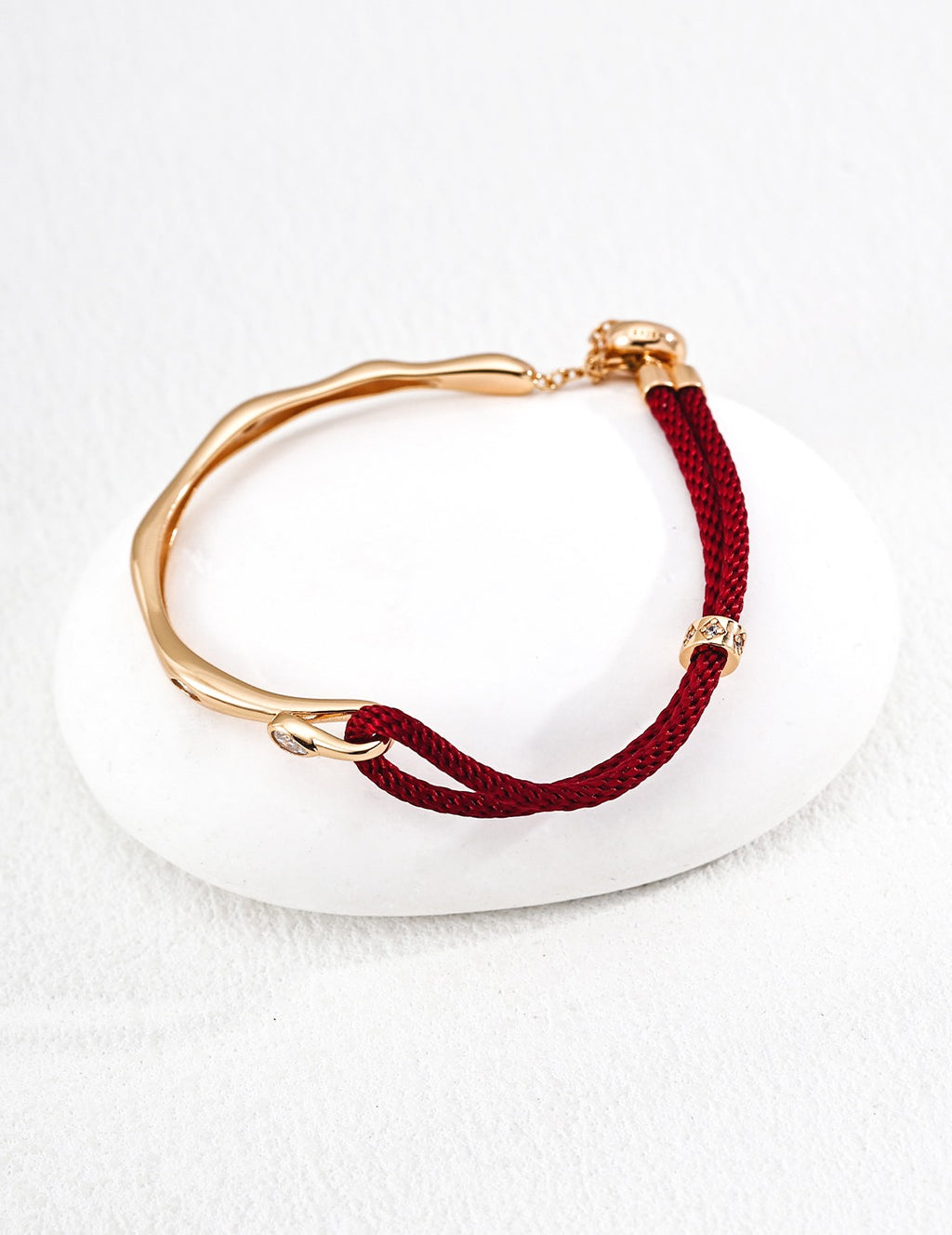 Red Cord & Gold Bar Fil Rouge Bracelet