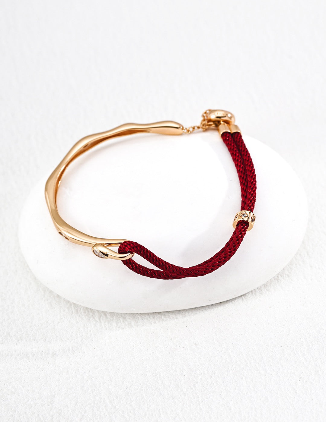 Red Cord & Gold Bar Fil Rouge Bracelet