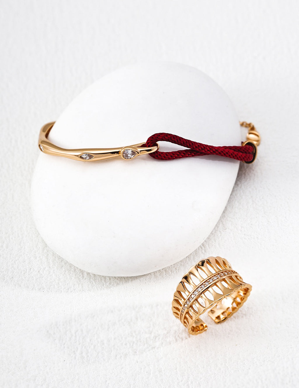 Red Cord & Gold Bar Fil Rouge Bracelet