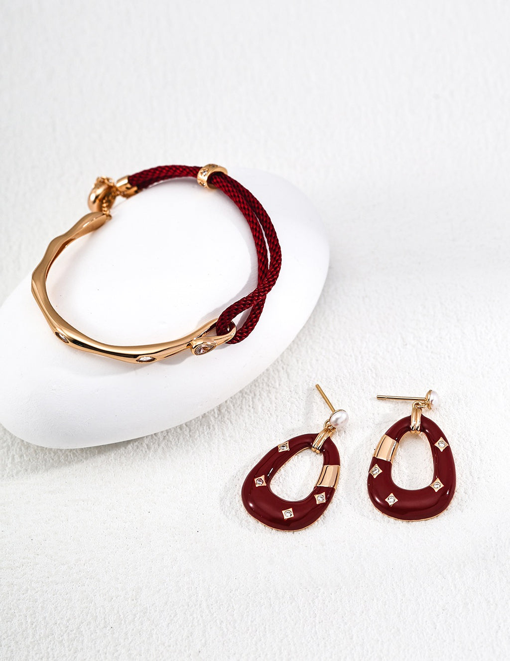 Red Cord & Gold Bar Fil Rouge Bracelet