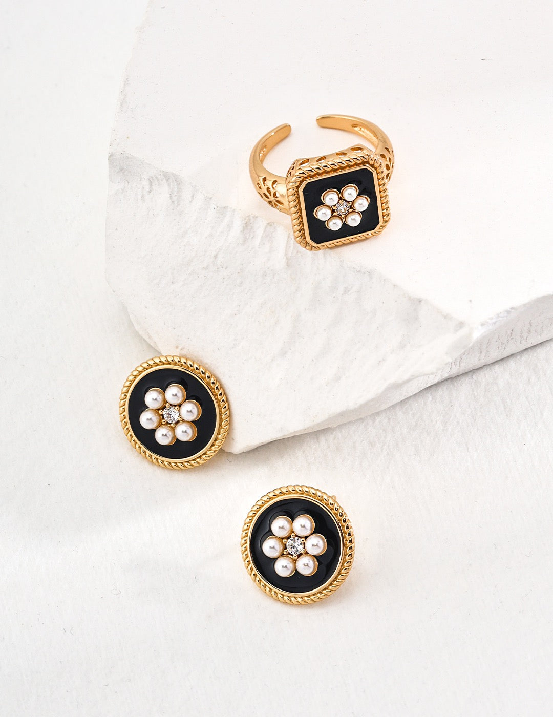 Noir Bloom Signet Ring