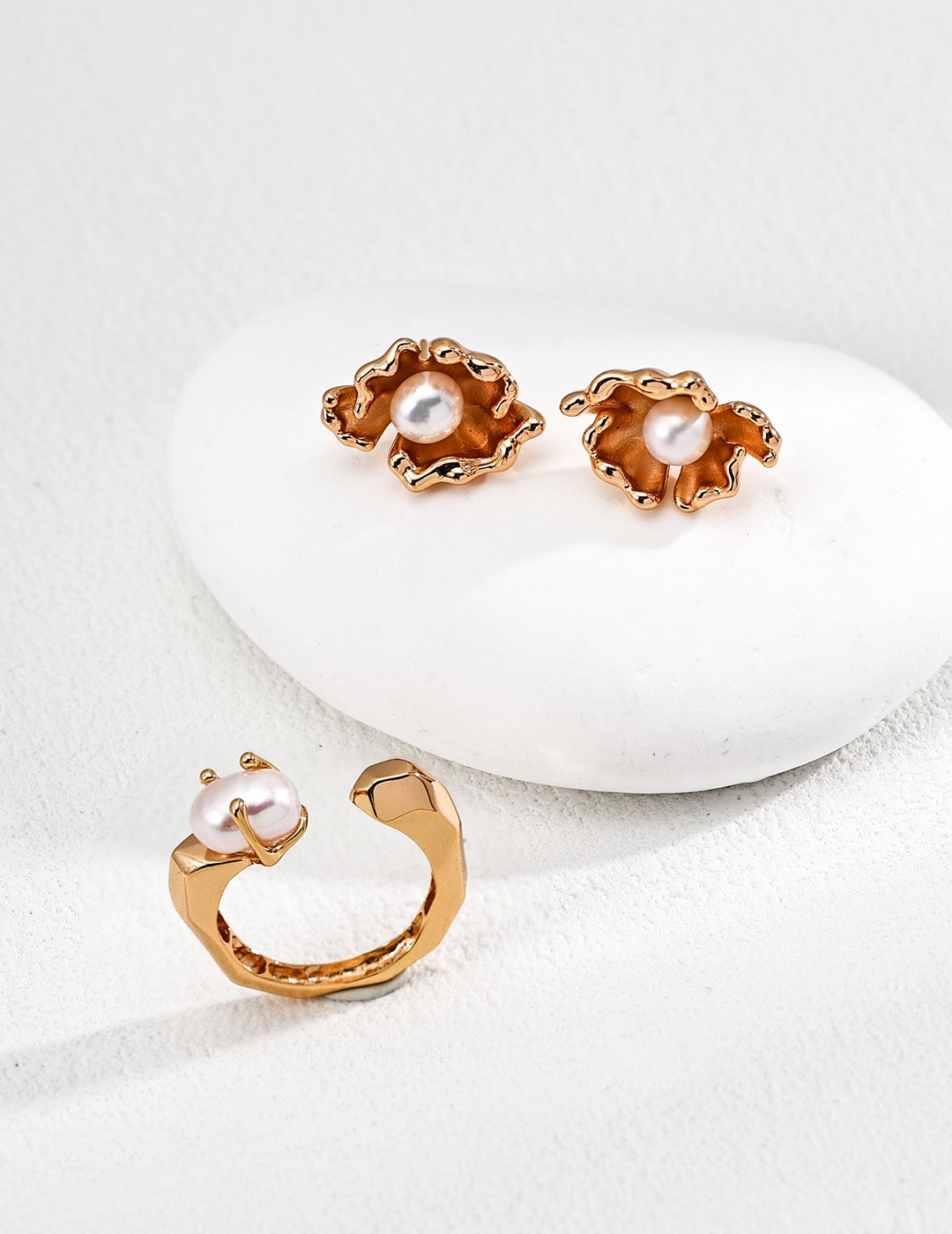 Molten Pearl Claw Ring