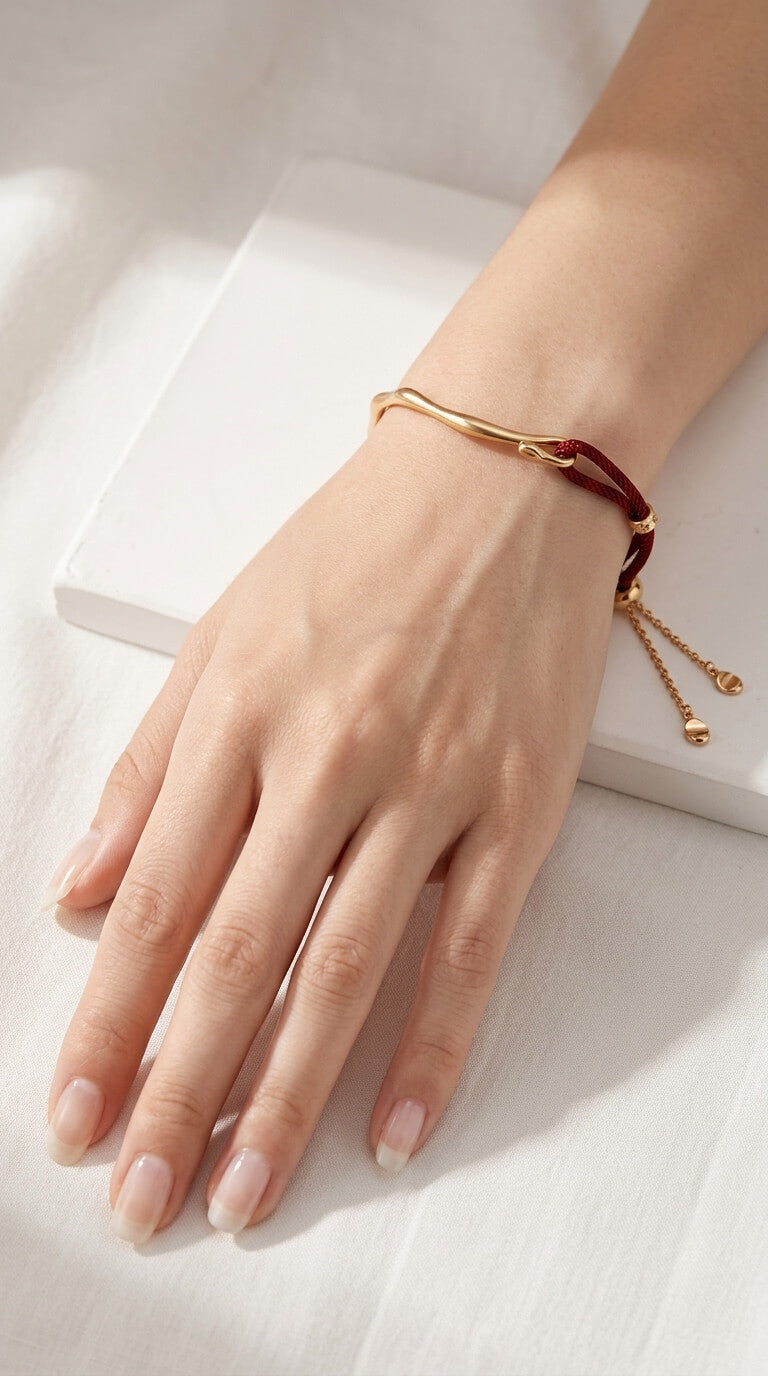 Red Cord & Gold Bar Fil Rouge Bracelet